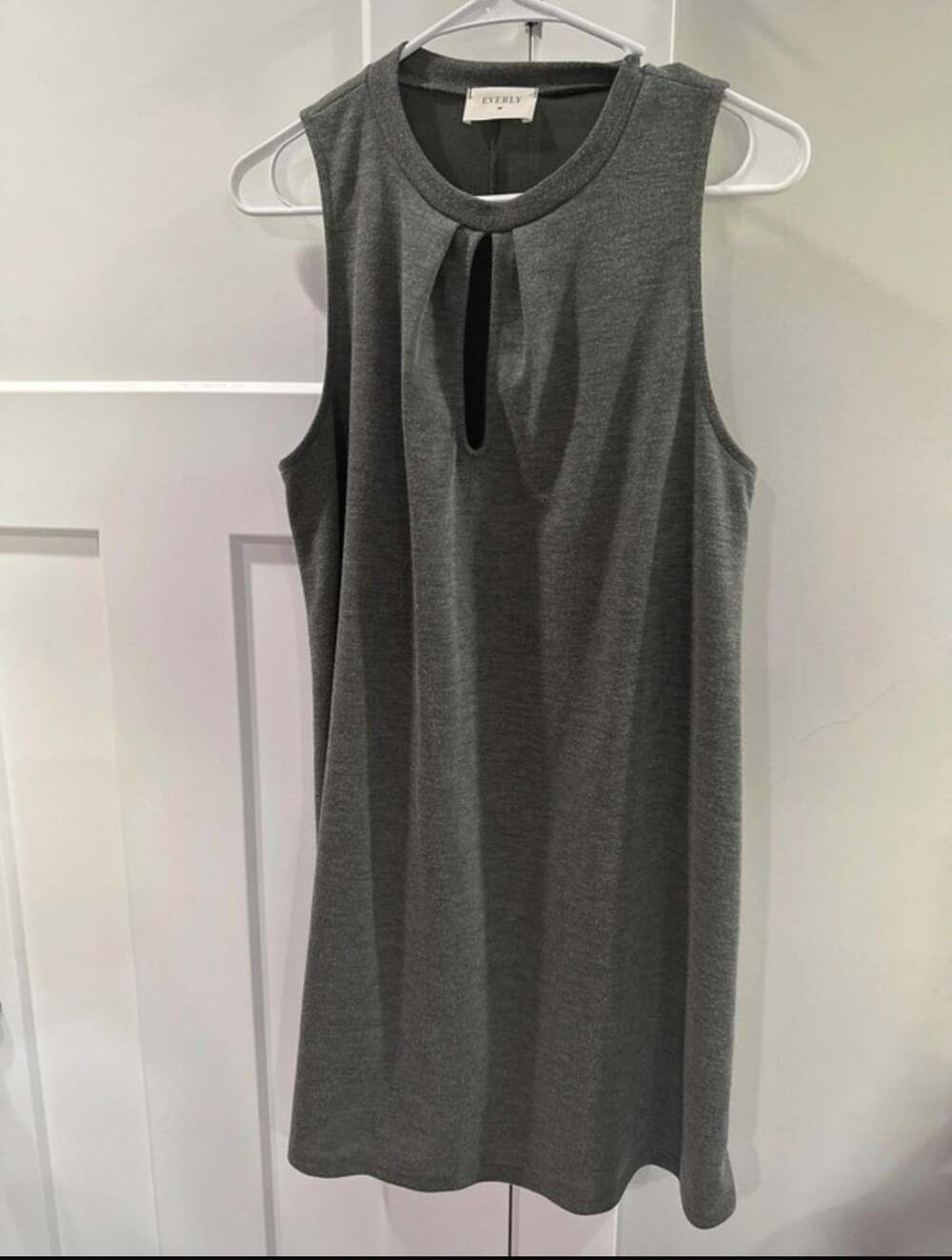 Everly Keyhole Shift Dress Size M Gray Sleeveless Knit Mini
